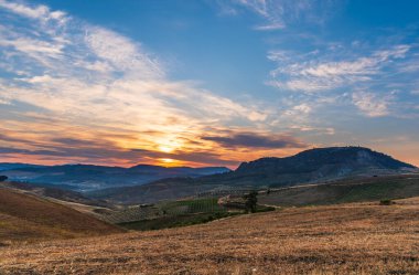 Güneşin doğuşundaki güzel manzara, Butera, Caltanissetta, Sicilya, İtalya, Avrupa