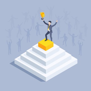 Gri arkaplandaki izometrik vektör çizimi, elinde kupa olan takım elbiseli bir adam piramidin tepesinde duruyor ve başarıya ulaşıyor.