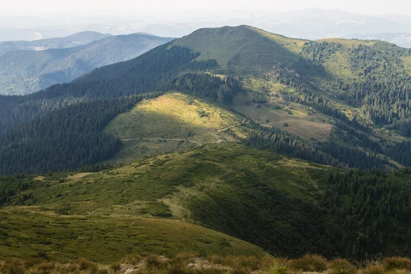 Paisaje de verano de la cordillera Marmarosy — Foto de Stock