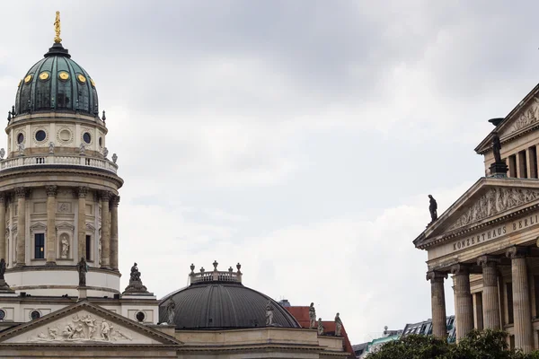 Hermosa catedral francesa en Gendarmenmarkt en Berlín — Foto de Stock