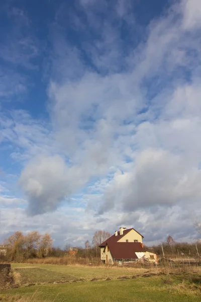 Vesnice, pole a obloha — Stock fotografie