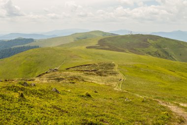 Yeşil dağlar ve mavi bulutlu gökyüzü