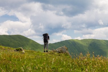 Yeşil dağlar ve mavi bulutlu gökyüzü