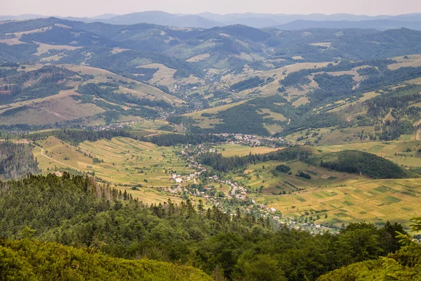 Green mountains and blue cloudy sky — Stock Photo, Image