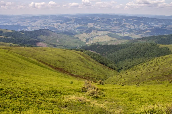 Montañas verdes y cielo azul nublado — Foto de Stock