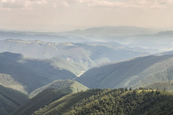 緑の山々 と青い曇り空 — ストック写真
