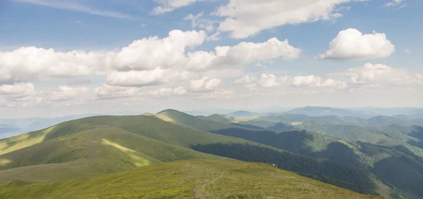 Montagnes vertes et ciel nuageux bleu — Photo