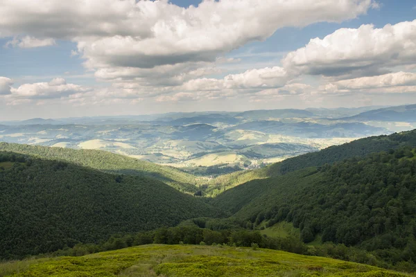 Góry zielone i błękitne niebo pochmurne — Zdjęcie stockowe