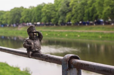 Nehir akışı kasaba ve bankalar üzerinde yeşil çimen