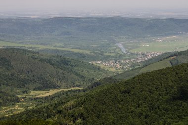 Beyaz bulutların üstünde mavi gökyüzü manzara ile yeşil yaz dağlarda yolu