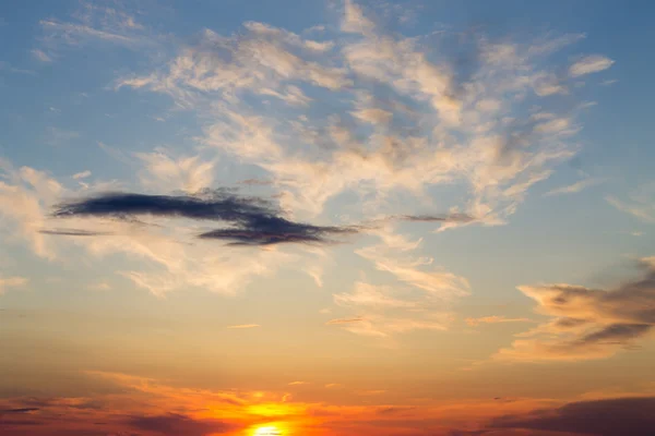 Красивое облачное небо заката — стоковое фото