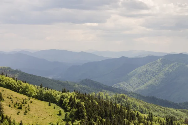 Cesta v horách zelené letní bílé mraky na modré obloze krajina — Stock fotografie