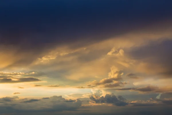 Zamračená obloha při západu slunce pozadí — Stock fotografie