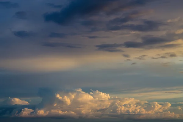 Molnigt solnedgång himmel bakgrund — Stockfoto