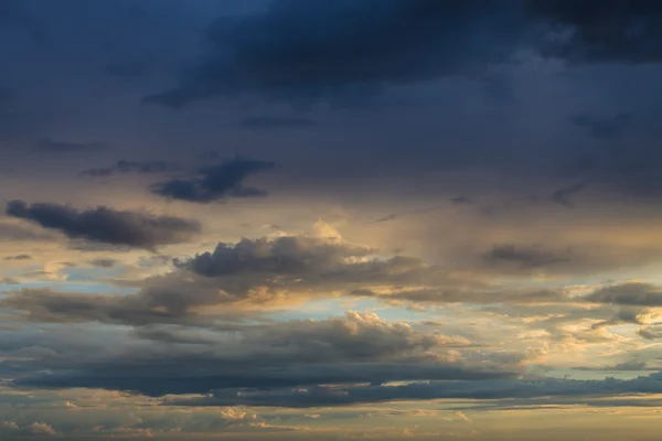 Molnigt solnedgång himmel bakgrund — Stockfoto