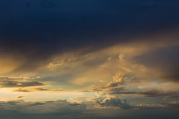 Nublado fundo céu por do sol — Fotografia de Stock