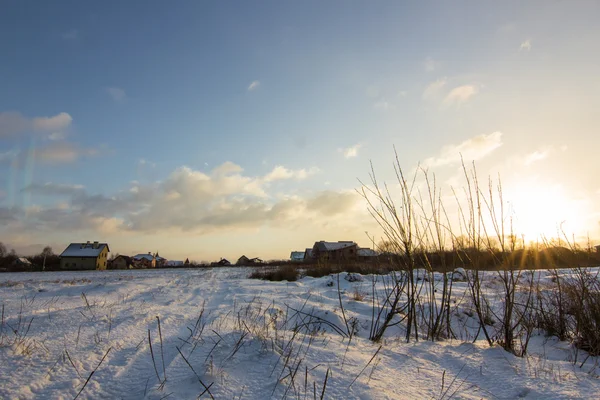 雪の村の冬の風景 — ストック写真