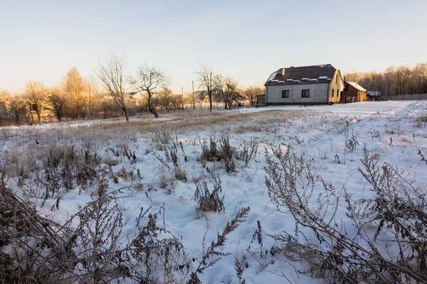 Aldeia de inverno na neve — Fotografia de Stock