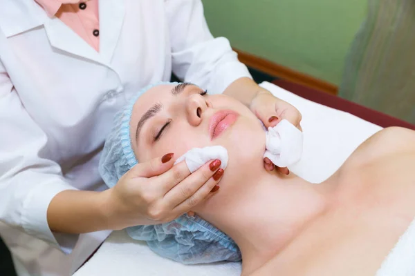 Young Woman Clean Healthy Skin Lies Facial Skin Care Procedure — Stock Photo, Image