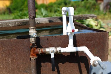 Metal bir kolona bağlı plastik borulardan tesisat..