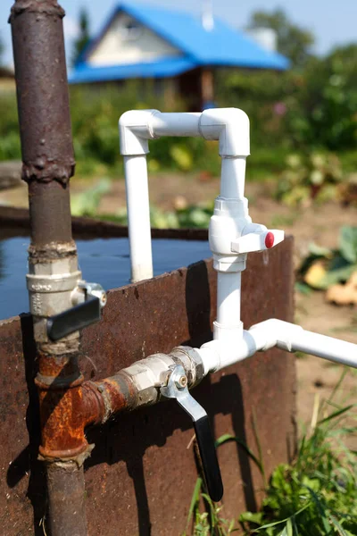 Impianto idraulico da tubi di plastica con un collegamento a una colonna metallica. — Foto Stock