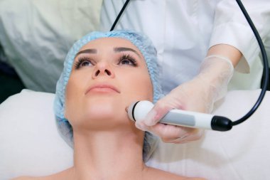 Yüz şekli düzeltmesi için donanım yüz kozmetolojisi.