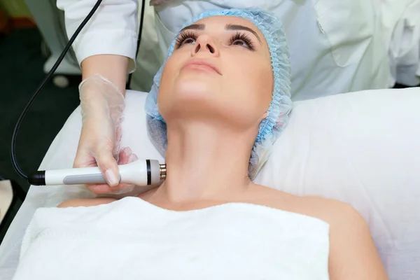 Cosmetologia facial de hardware para correção de forma facial. — Fotografia de Stock