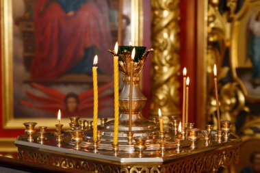 Kilise mumlarını yakmak