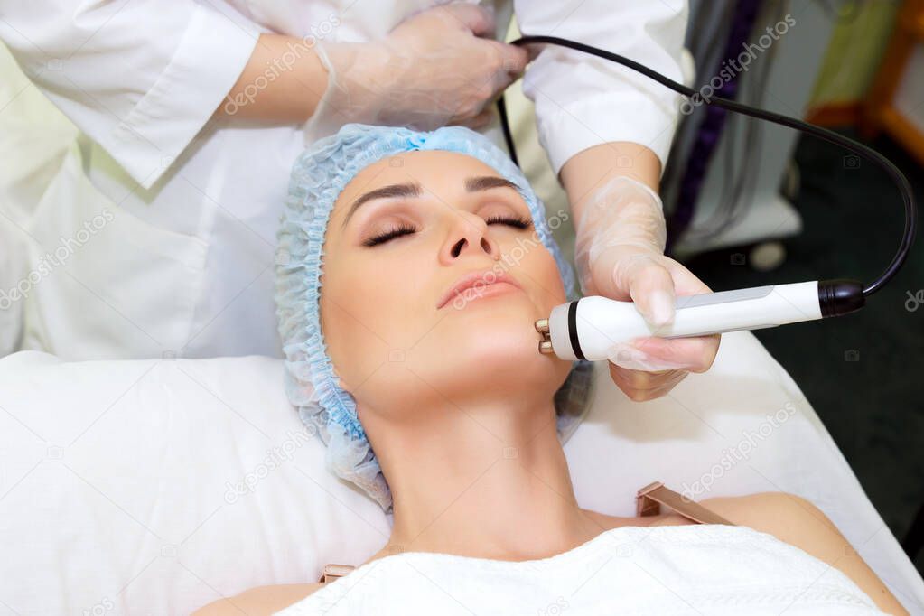 Radiofrequency facelift in a beauty salon.