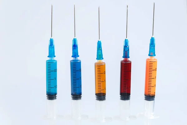 주사기에 색깔의 액체가 주사기 세트가 배경에 미학에서 백신이나 제품에 — 스톡 사진