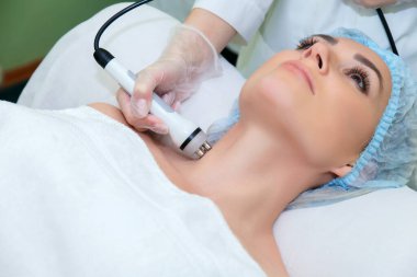 Yüz şekli düzeltmesi için donanım yüz kozmetolojisi.