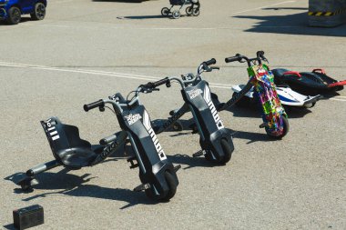 Novokuznetsk 'te. - Rusya. 05.26.2021. Çocuk araç kiralama. Çocuk mobiletleri. Yazı