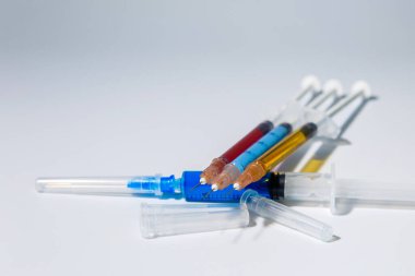 Kozmetik bilimi ve yeni icat edilen ilaçlar için tıbbi enjeksiyon kavramı. Enjeksiyonlu tıbbi şırınga seti.