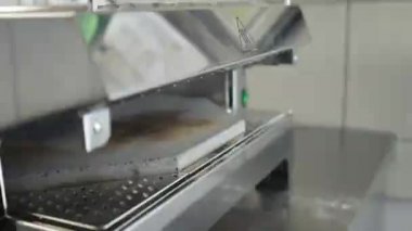 Aşçı pizza ekmek odun yanan soba koyar..