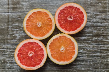 Taze dilimlenmiş narenciye meyveler: portakal, greyfurt ahşap arka plan üzerinde