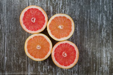 Taze dilimlenmiş narenciye meyveler: portakal, greyfurt ahşap arka plan üzerinde
