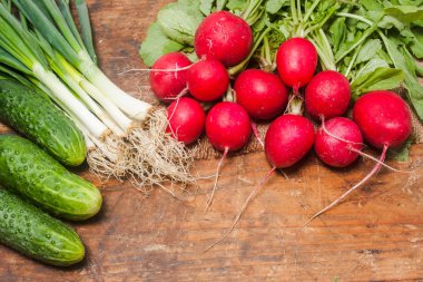 Taze turp, soğan ve salatalık eski rustik ahşap tablo