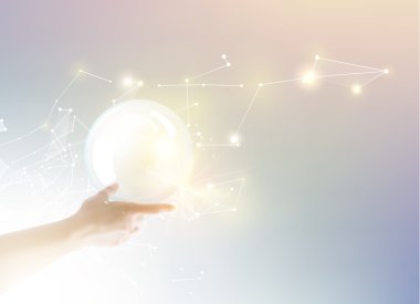 Parlak bir ışık topu üzerinde insan eli.