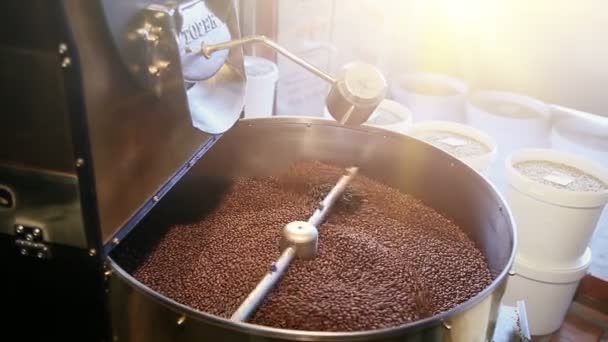 Traditionele koffie brander. — Stockvideo