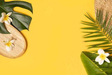 Sarı yapraklı tropikal arka plan.