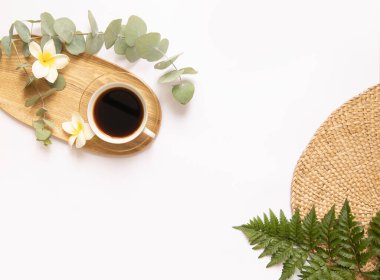 Taze tropik yapraklı bir fincan sade kahve..