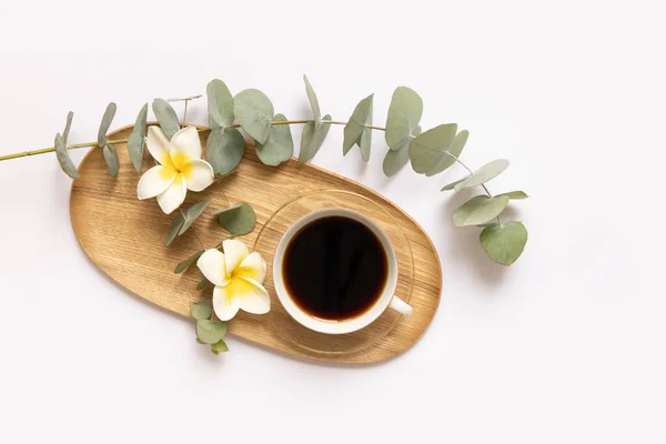 Xícara de café preto com folhas tropicais frescas. — Fotografia de Stock