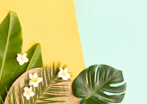 Tropické pozadí s palmovými listy a květinami. — Stock fotografie