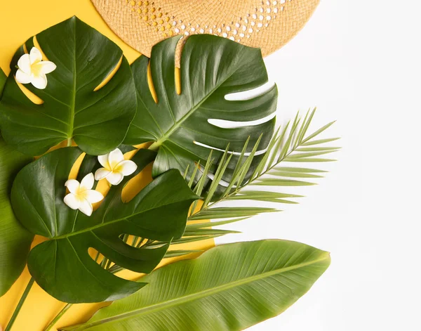 Tropische achtergrond met palmbladeren en bloemen. — Stockfoto