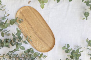 Okaliptüs yapraklarının yeşil yaprakları keten kumaş üzerinde.