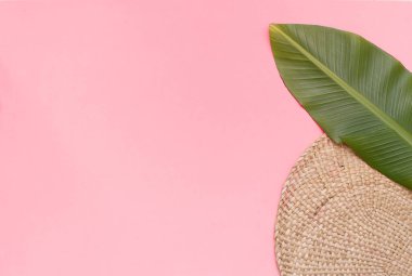 Pembe üzerinde palmiye yaprakları olan tropik bir arka plan..