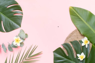 Palmiye yaprakları ve çiçekli tropikal arkaplan.