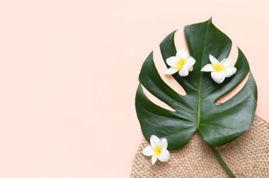 Palmiye yaprakları ve çiçekli tropikal arkaplan.