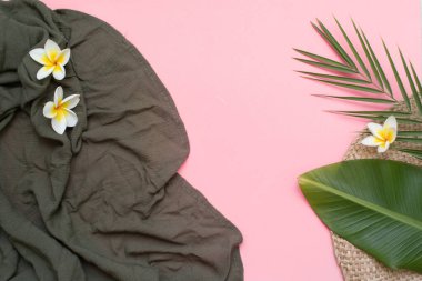 Palmiye yaprakları ve çiçekli tropikal arkaplan.