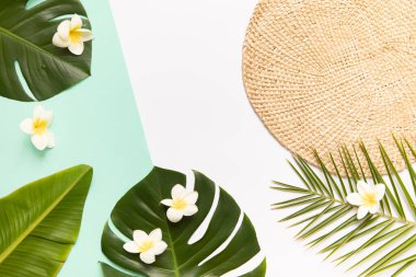 Palmiye yaprakları ve çiçekli tropik bir arka plan..